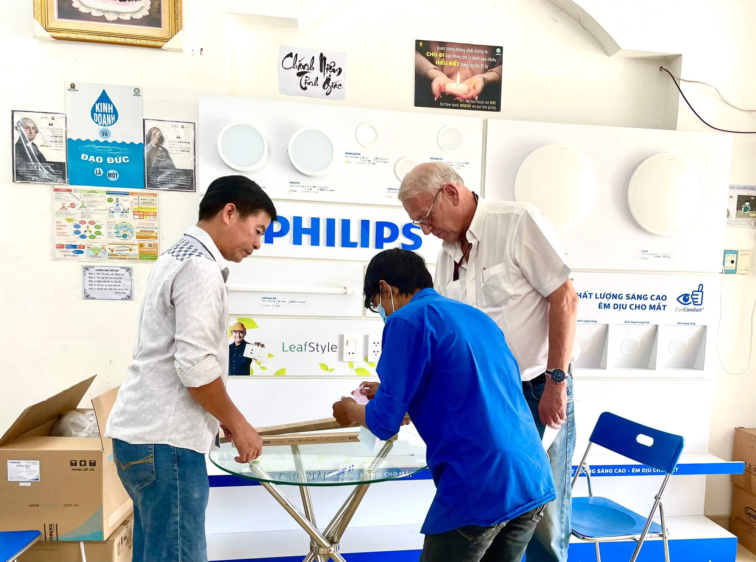 Nhân viên tư vấn khách hàng lựa chọn đèn Led Philips tại công ty Huỳnh Trần