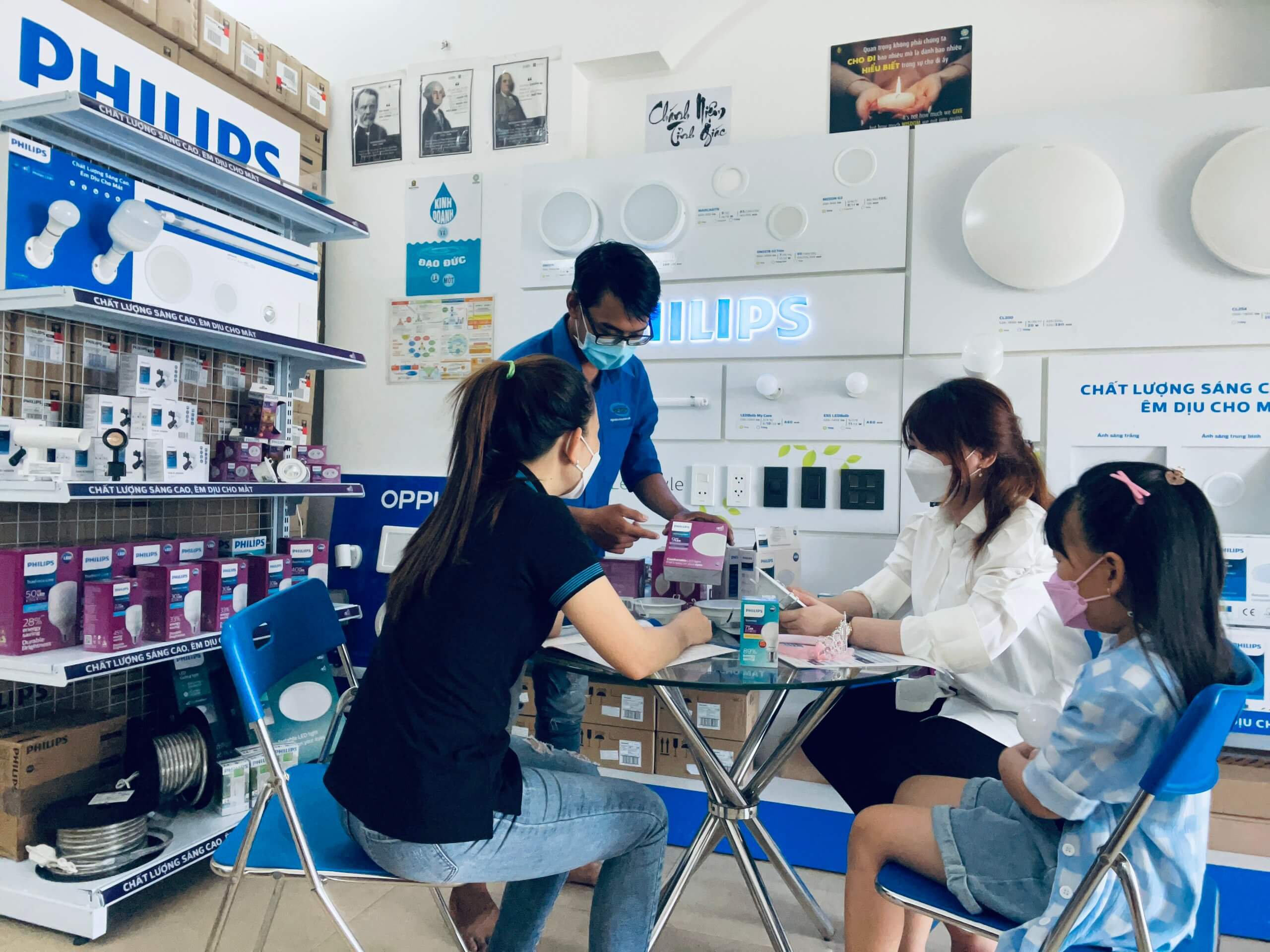 Nhân viên tư vấn khách hàng lựa chọn đèn Led Philips tại công ty Huỳnh Trần